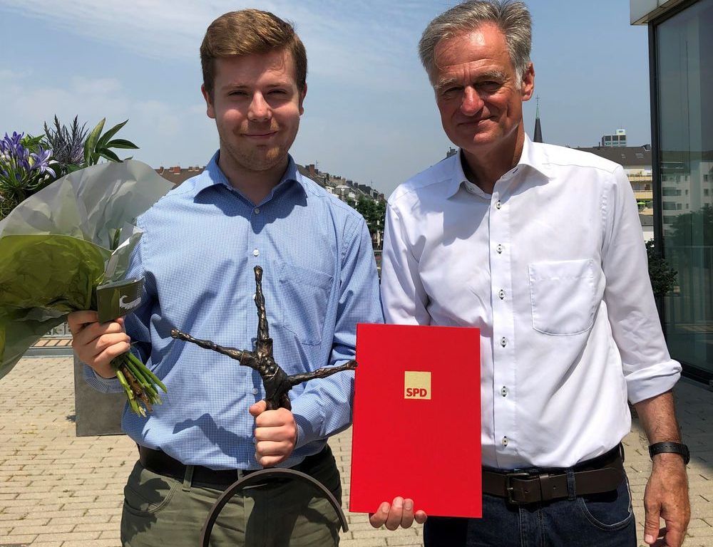 Jugendclub "mit herzblut" bekommt Ehrenamtspreis Marvin Wittiber (links) mit dem Ehrenamtspreis neben Dirk Sauerborn, Polizeihauptkommissar und Vorstand des Vereins "Lobby für Demokratie". (Foto: Marvin Wittiber)