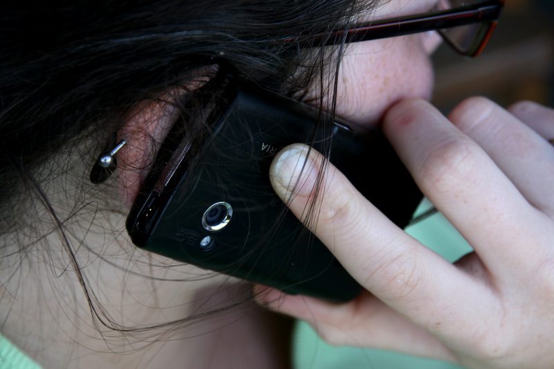 Smartphones bei Hitze Handys sollten vor Hitze und Sonne geschützt werden. Grey59/pixelio.de