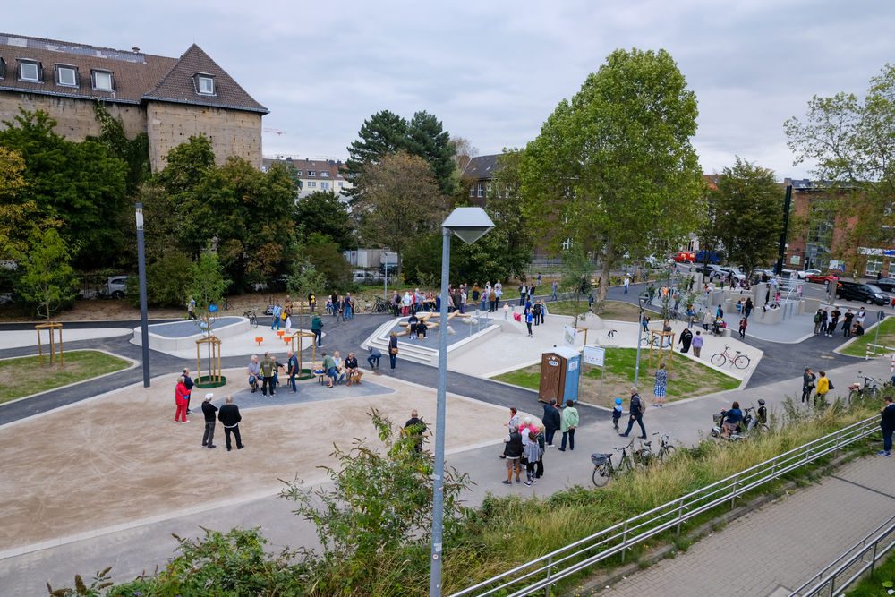 Der "Sportpark am Bunker" in Rath hat eine Parkour-Anlage, Angebote zum Boulespielen, Klettern und einen Panna-KO-Käfig zum Fußballspielen. (Foto: Landeshauptstadt Düsseldorf/Gstettenbauer)