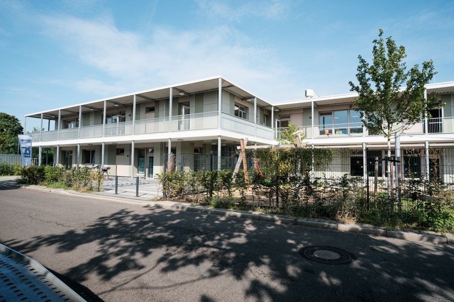 Das zweigeschossige Gebäude besteht aus zwei Baukörpern für die Jugendfreizeiteinrichtung und die Kita. (Foto: Landeshauptstadt Düsseldorf/Michael Gstettenbauer)