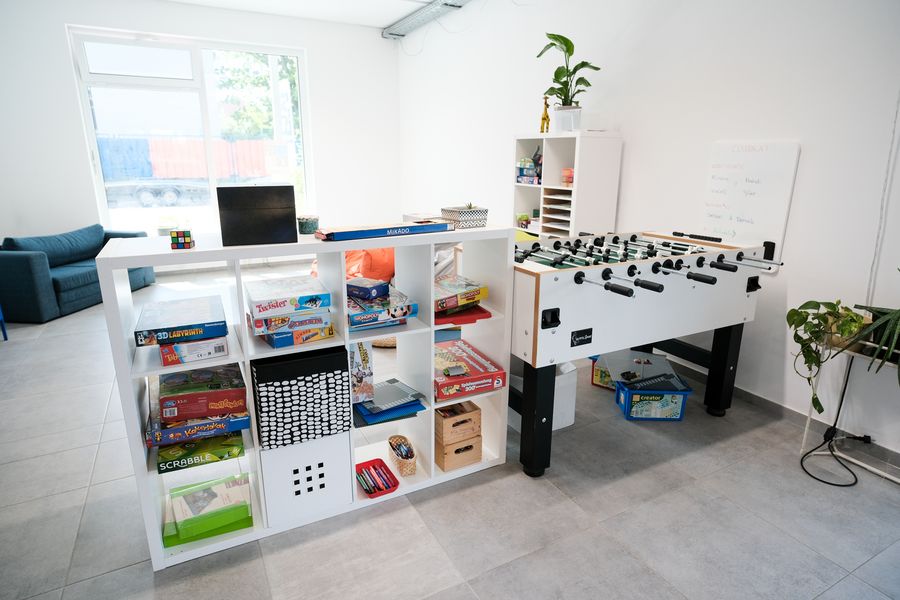 Im Erdgeschoss der Jugendfreizeiteinrichtung befinden sich die Cafeteria und das Elterncafé als zentrale Anlaufstelle. (Foto: Landeshauptstadt Düsseldorf/Michael Gstettenbauer)