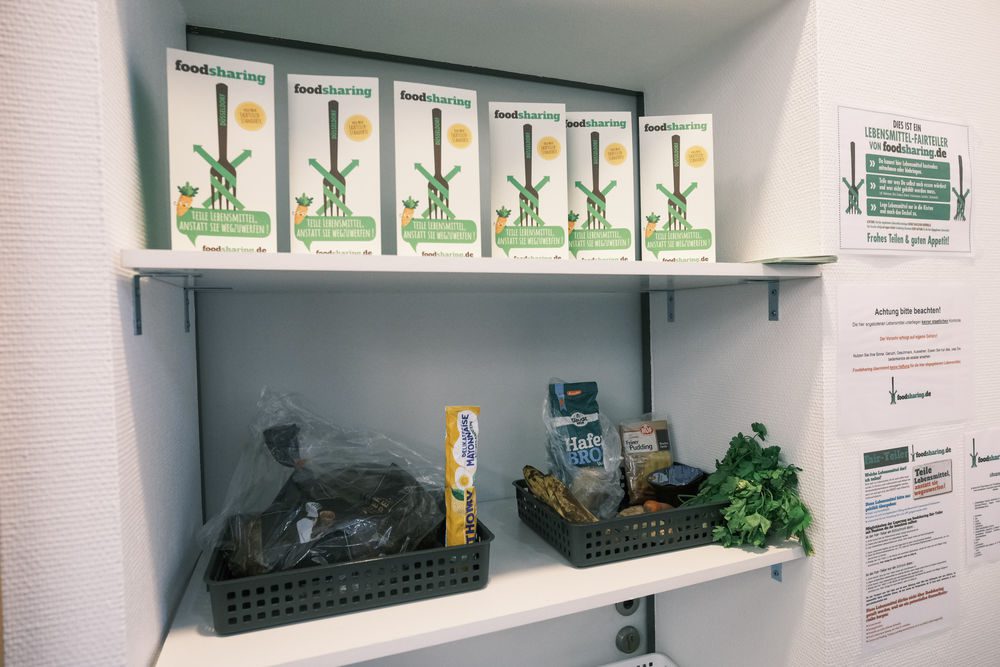 Im Bürgerhaus Salzmannbau steht jetzt ein Foodsharing-Regal, in dem es ab sofort kostenfreie Lebensmittel gibt, die noch genießbar sind und vor dem Wegwerfen gerettet wurden. (Foto: Landeshauptstadt Düsseldorf/Michael Gstettenbauer)