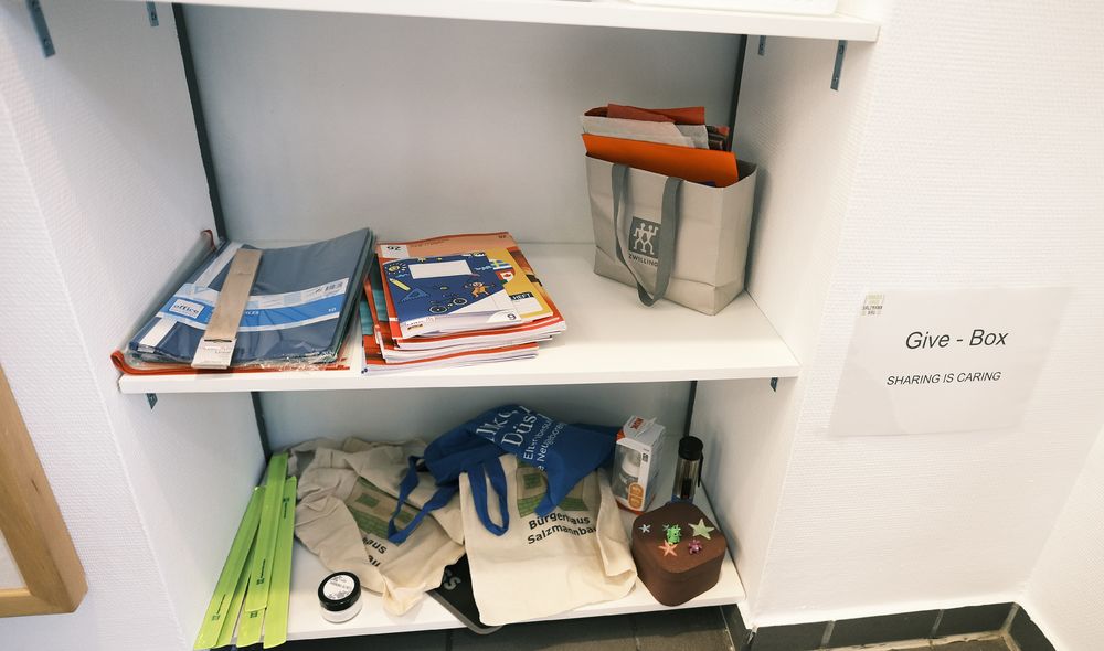 Im Foodsharing-Regal gibt es noch eine Tausch-Ecke, aus der etwas genommen, in die etwas gelegt oder aus der etwas getauscht werden darf. (Foto: Landeshauptstadt Düsseldorf/Michael Gstettenbauer)