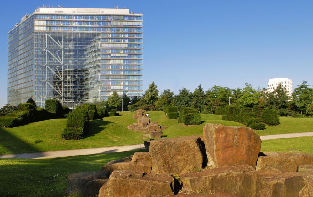 Mit Blick auf das Stadttor kann man sich hier in die Sonne legen. (Düsseldorf Marketing und Tourismus GmbH)