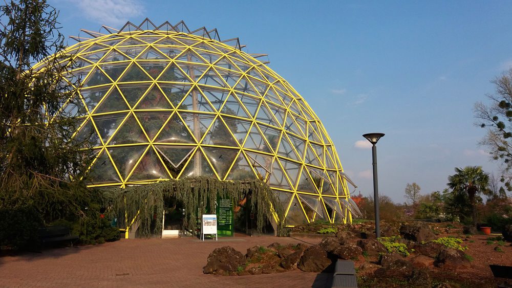 Das Kuppelgewächshaus ist das Herz des Gartens. Das Kuppelgewächshaus ist das Herz des Gartens.