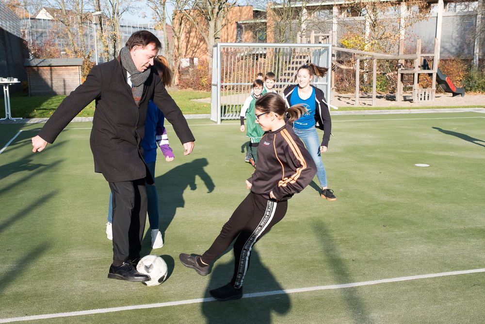 Klein und Groß zusammen auf dem Spielfeld. © Landeshauptstadt Düsseldorf/Uwe Schaffmeister