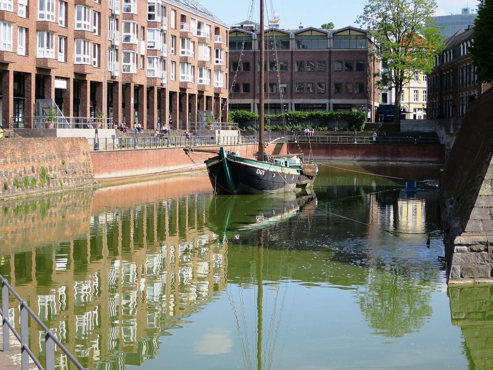 Das Schiff im Hafenbecken ist bei Nacht beleuchtet. (youpod)