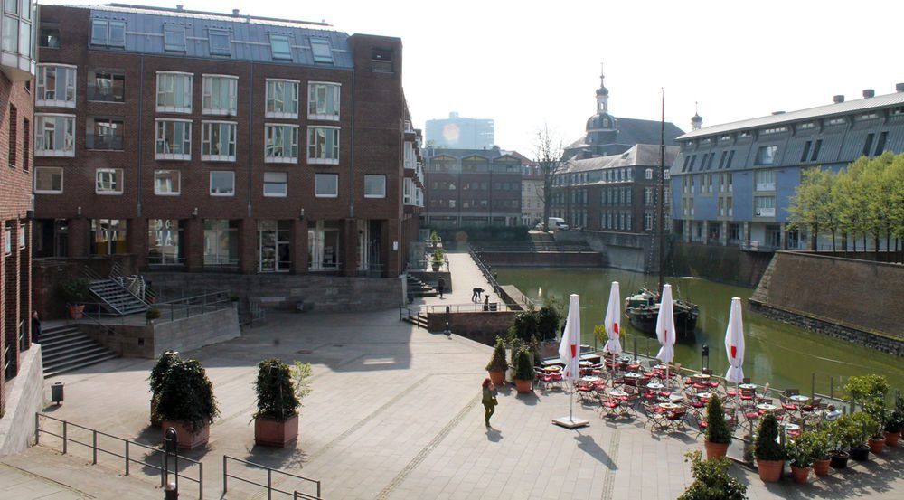 Endlang des Hafenbecken ist genug Platz um die Beine baumeln zulassen. (youpod)