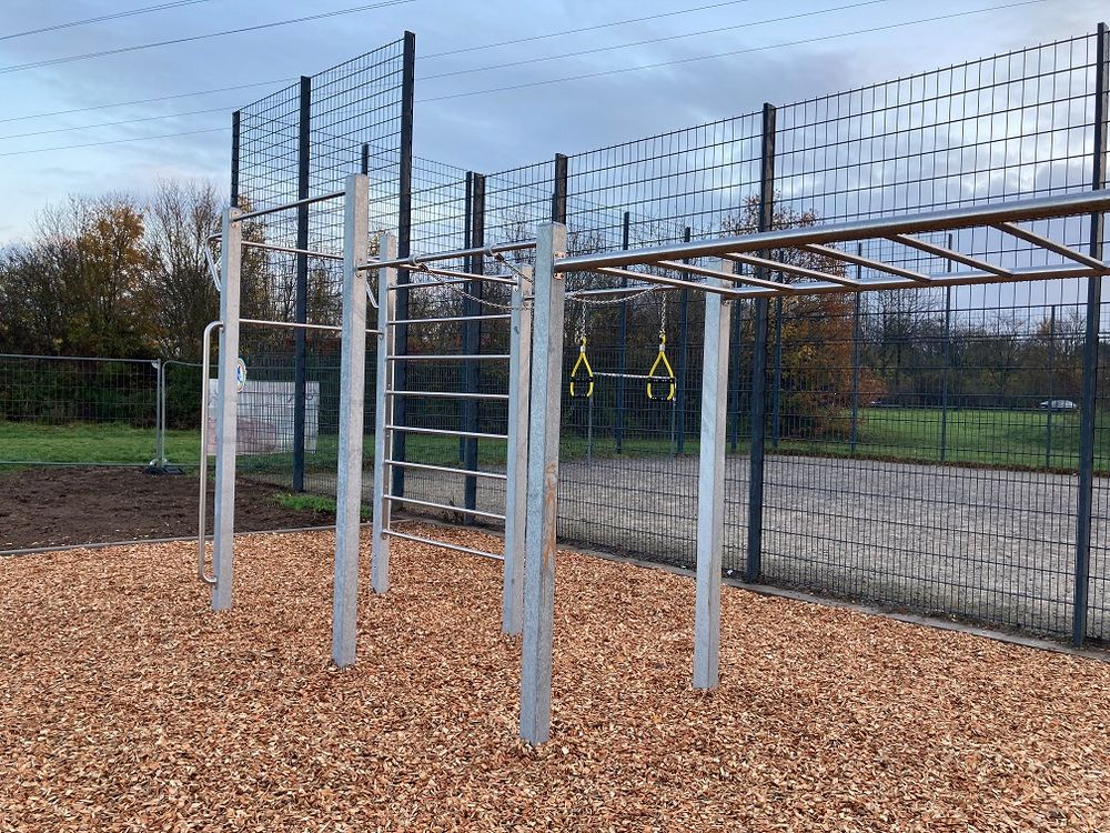 Dort gibt es verschiedene Trainingsgeräte für verschiedene Übungen. (Foto: Landeshauptstadt Düsseldorf/Gartenamt)