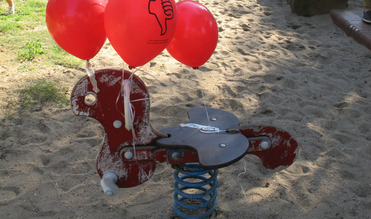 Kinder bewerten die derzeitigen Spielgeräte auf dem zukünftigen Ameisenspielplatz in Garath