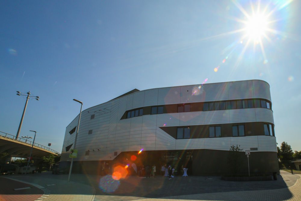 Auch einen Veranstaltungssaal und die Bezirksverwaltung findet man hier auf der Grenze zwischen Oberkassel und Heerdt. (Foto: Landeshauptstadt Düsseldorf/Melanie Zanin)