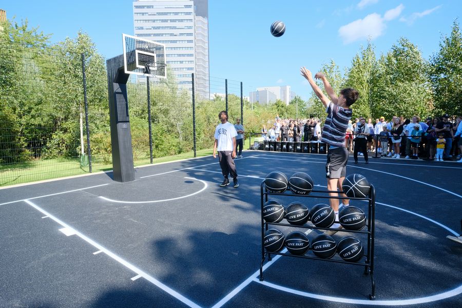 Im Stadt-Natur-Park-Flingern an der Schlüterstraße befindet sich ein 3x3-Basketball-Feld. (Foto: Landeshauptstadt Düsseldorf/Michael Gstettenbauer)