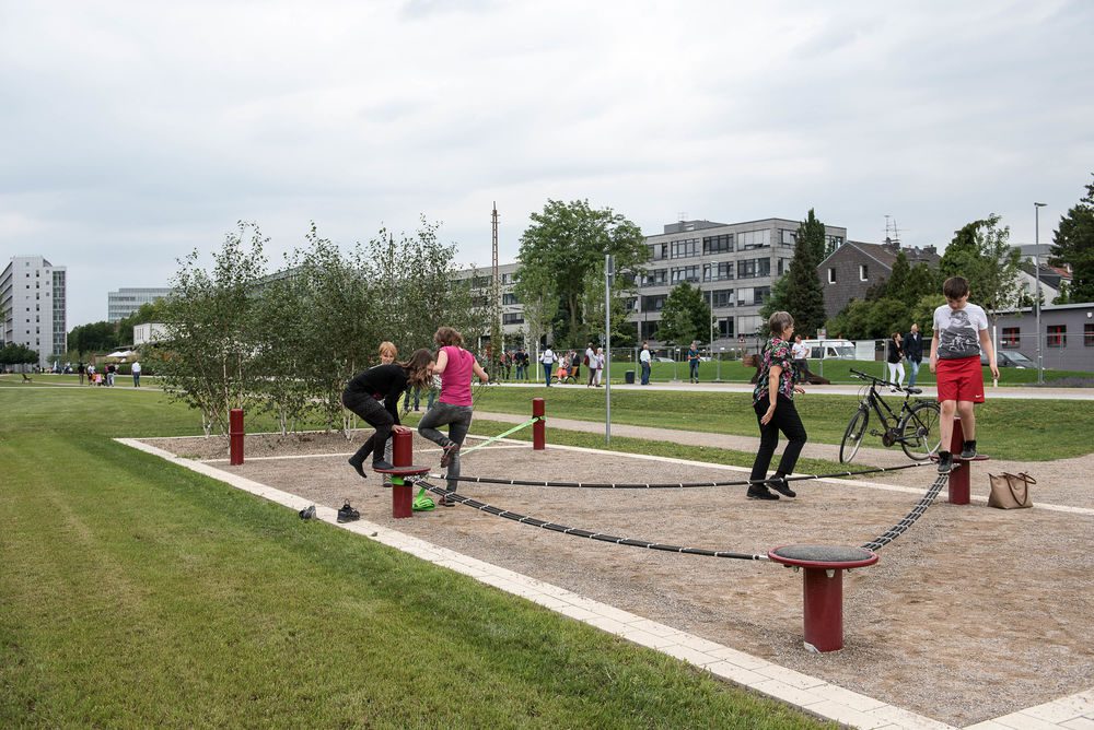 Der Park hält viele Spielbereiche bereit: auch eine Slagline ist gespannt. (Foto: Landeshauptstadt Düsseldorf, Uwe Schaffmeister)
