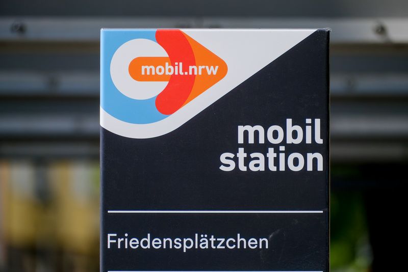 Durch Schilder wird auf die Mobilitätsstation und ihre verschiedenen Angebote hingewiesen. (Foto: Stadt Düsseldorf/Michael Gstettenbauer)