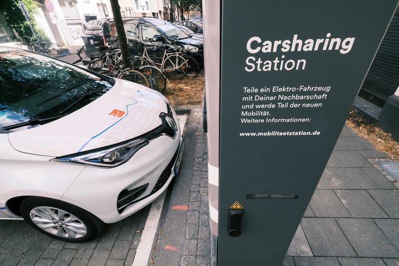 Durch Carsharing kann die Erreichbarkeit von Gebieten verbessert werden, die schlecht vom Öffentlichen Personennahverkehr (ÖPNV) erschlossen und für den Fuß- und Radverkehr zu weit entfernt sind. (Foto: Stadt Düsseldorf/Michael Gstettenbauer)