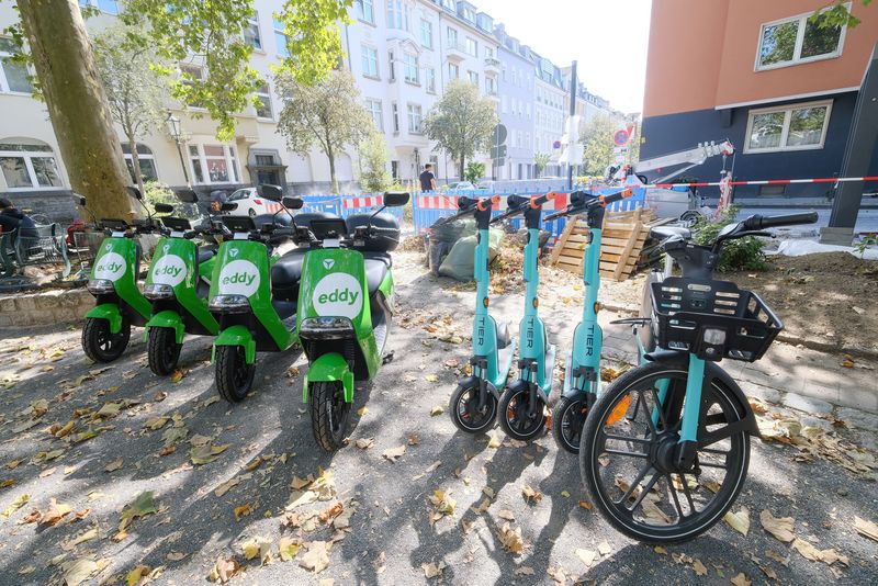 Die im Herzen von Unterbilk gelegene Mobilitätsstation am Friedensplätzchen ist die erste öffentlich nutzbare in einem Wohnquartier. Sie bündelt vielfältige Mobilitätsangebote. (Foto: Stadt Düsseldorf/Michael Gstettenbauer)