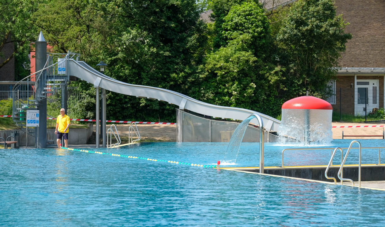 Das Freibad Benrath bietet einiges: Neben der großen Liegewiese beispielsweise auch ein Spraypark, ein Wasserpilz und eine Breitrutsche. (Foto: Landeshauptstadt Düsseldorf/Uwe Schaffmeister)