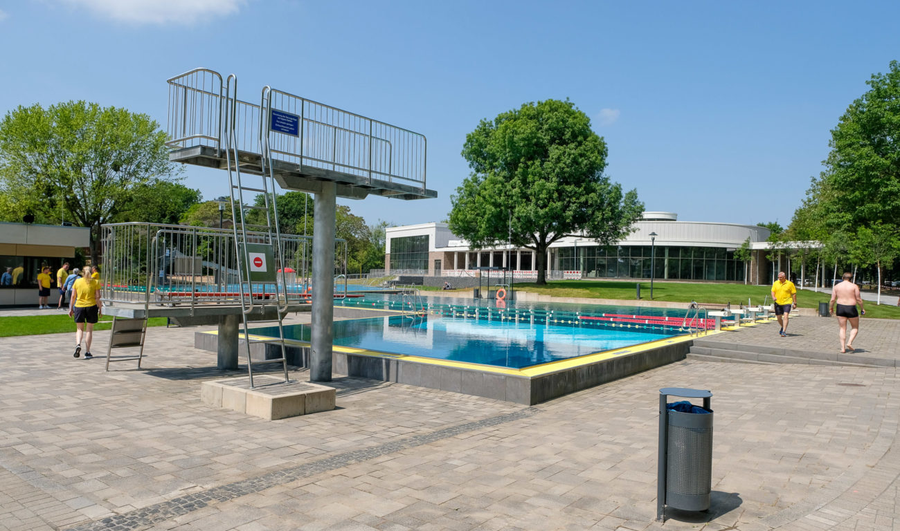 Insgesamt steht den Badegästen eine Wasserfläche von rund 1300 Quadratmetern zur Verfügung - vorne im Bild das Sprungbecken mit Drei-Meter-Brett. (Foto: Landeshauptstadt Düsseldorf/Uwe Schaffmeister)