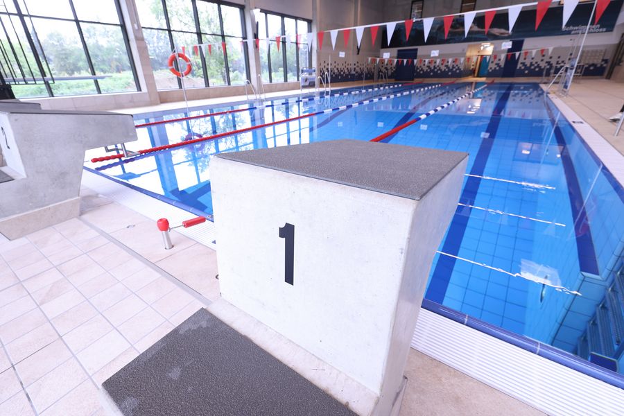 Blick ins Schwimmbad in Benrath. Es trägt den Namen: "Badehaus Benrath – Schwimmen am Schloss". (Foto: Landeshauptstadt Düsseldorf/David Young)