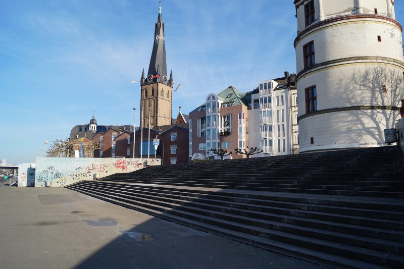 Die Rheintreppen sind morgens leer und fühlen sich aber in den Abendstunden.