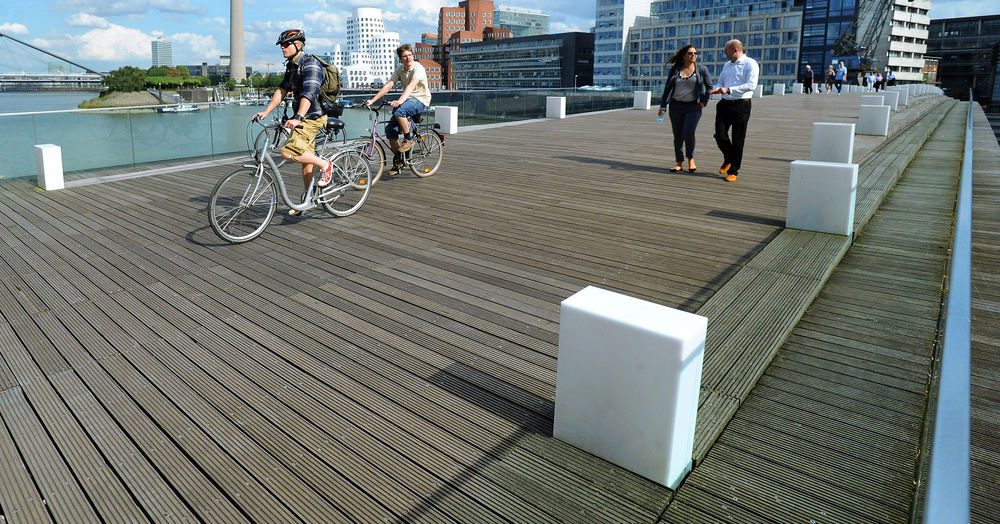 Die Brücke hat kleine weiße Lampen, die abends angehen. (Düsseldorf Marketing und Tourismus GmbH)