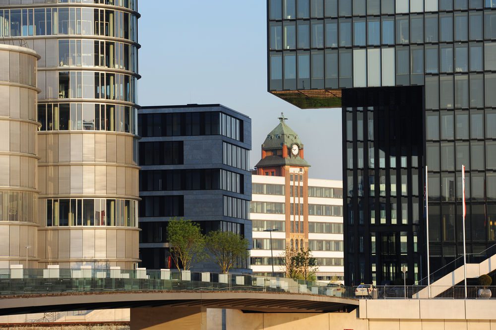 Im Medienhafen kannst du die unterschiedlichsten Gebäude sehen. (Düsseldorf Marketing und Tourismus GmbH)