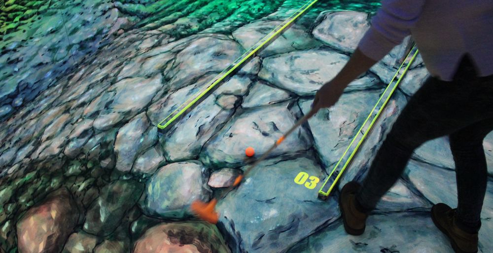 Beim 3-D-Schwarzlich-Minigolf ist das Thema Star Wars. Die Anlage der „Glowing Rooms“ führt euch ins Weltall. (Foto: Jonathan)