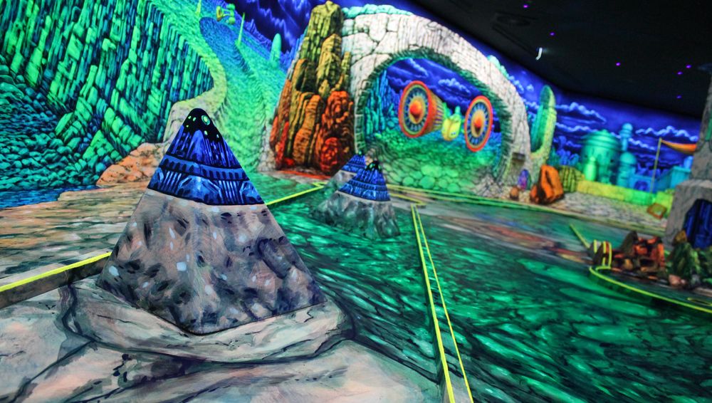 Auf den Bahnen warten viele Hindernisse auf euch. Hier müsst ihr den Golfball an drei Bergen vorbei spielen. (Foto: Jonathan)