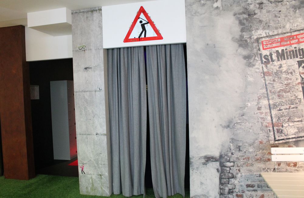 Zu den Weltraum-Bahnen gelangt man durch einen Vorhang. (Foto: Jonathan)