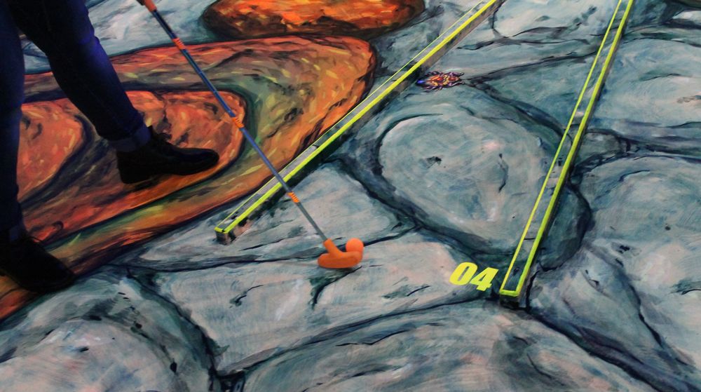 Ball und Golfschläger sind in Neon-Farben gestaltet. (Foto: Jonathan)