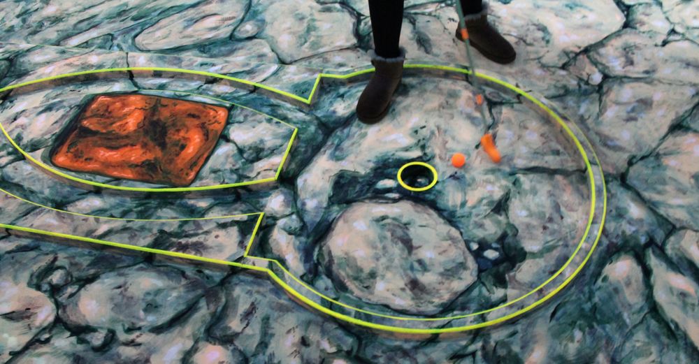 Es kann gut vorkommen, dass ihr mehrere Versuche braucht, um den Golfball im Loch unterzubringen. (Foto: Jonathan)