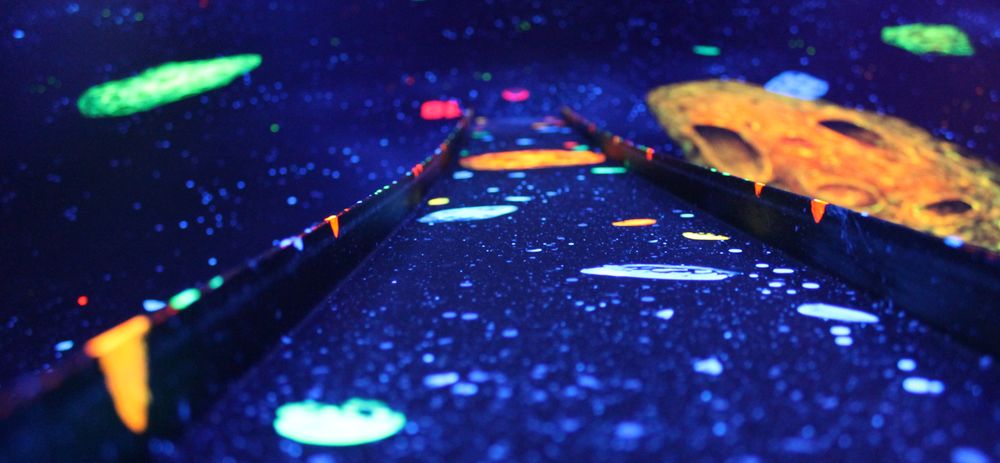 Im letzten Raum wird es nochmal schwierig, da es sehr dunkel ist. Auf dieser Bahn muss der Ball auf eine Rampe gespielt werden und oben auf einer geraden Fläche liegen bleiben. (Foto: Jonathan)