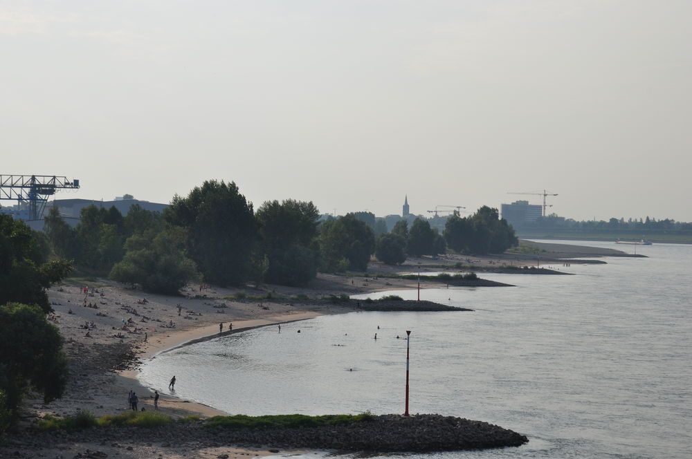 Von der Parlamentsufer-Brücke kann man den ganzen Strand überblicken. (Marcus Kautz)