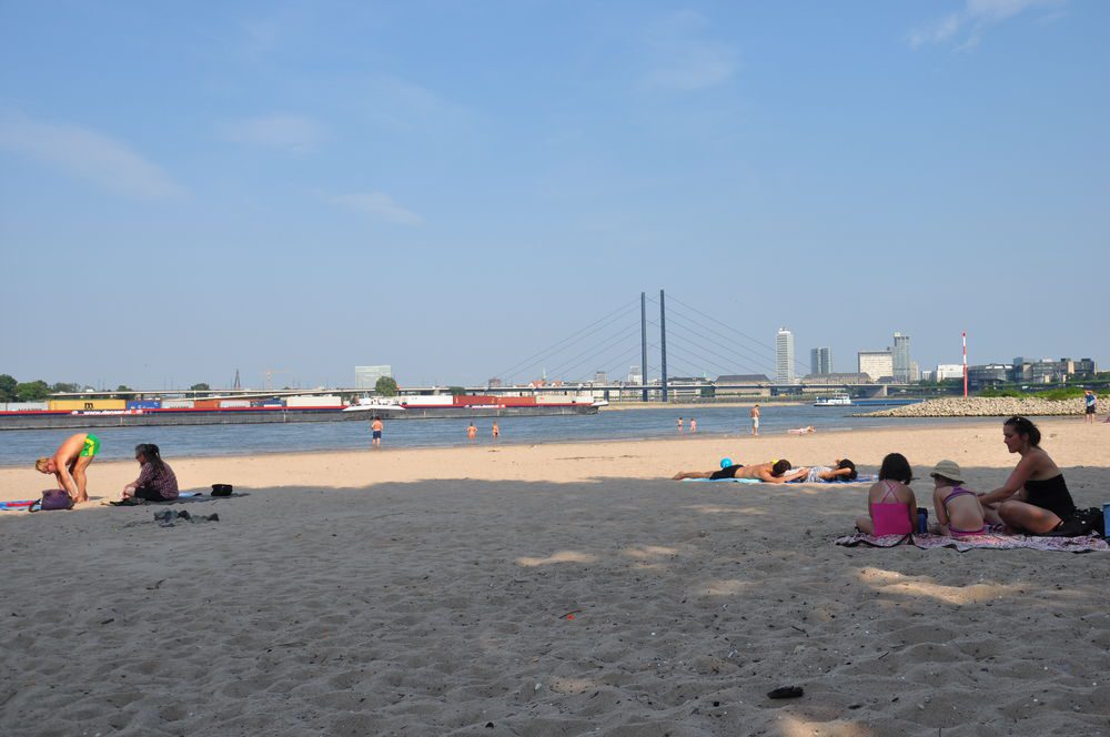 Im Sand liegen mit Blick auf die Skyline (Marcus Kautz)