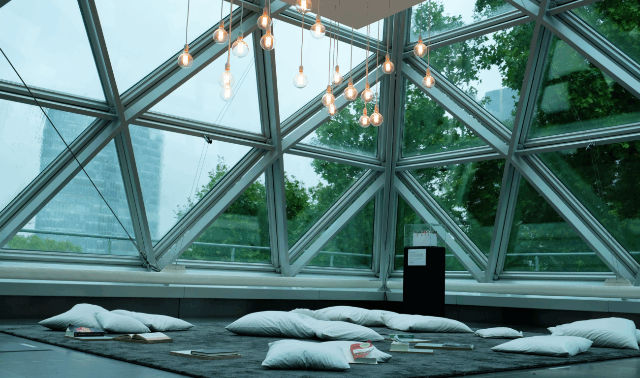 Die Installation "in orbit" von Tomás Saraceno lädt zu einer besonderen Erfahrung ein. (Foto: Christina Behrens)