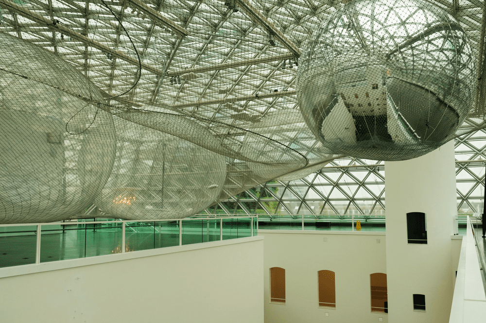 Tomás Saracenos begehbare "in orbit"-Installation. (Foto: Christina Behrens)