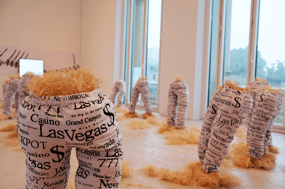 Vegas Pants - Stellt den amerikanischen Traum durch mit Stroh befüllte Schlafanzughosen dar. (Foto: Christina Behrens)