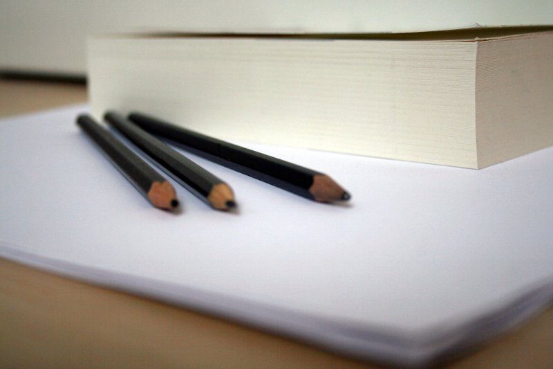 Model project 18/25 (المشروع نموذج 25/18) Stifte auf einem Blatt, Foto: Pixabay