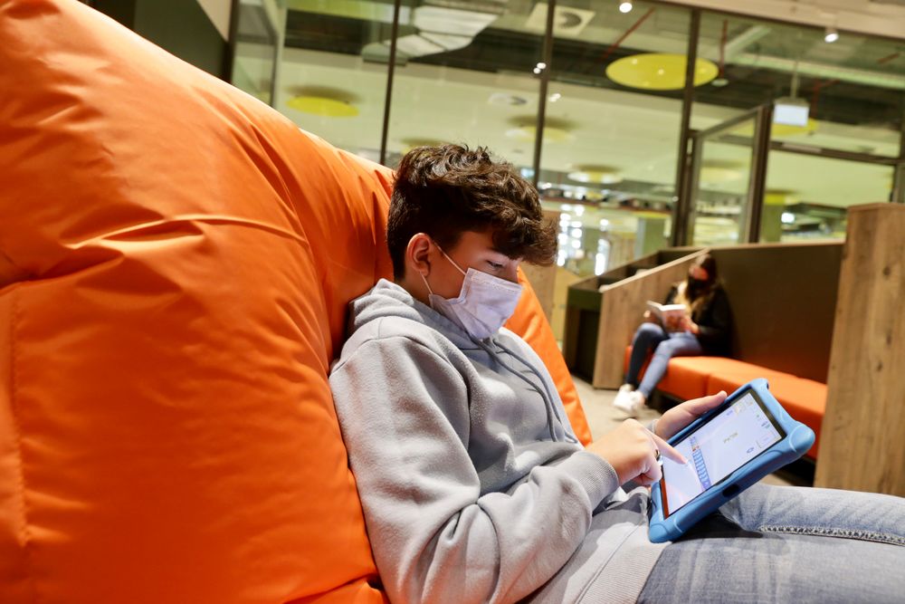 Die neue Jugendbibliothek haben die Jugendlichen selbst bestimmt – in einer Befragung haben sie sich vorab unter anderem bequemen Sitzmöglichkeiten gewünscht. (Foto: Landeshauptstadt Düsseldorf/Ingo Lammert)