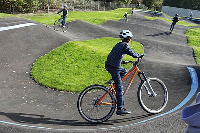 Sport unter freiem Himmel und ohne Verein - das geht bei der multifunktionalen Sportfläche in Rath. Foto: Stadt Düsseldorf/Lammert