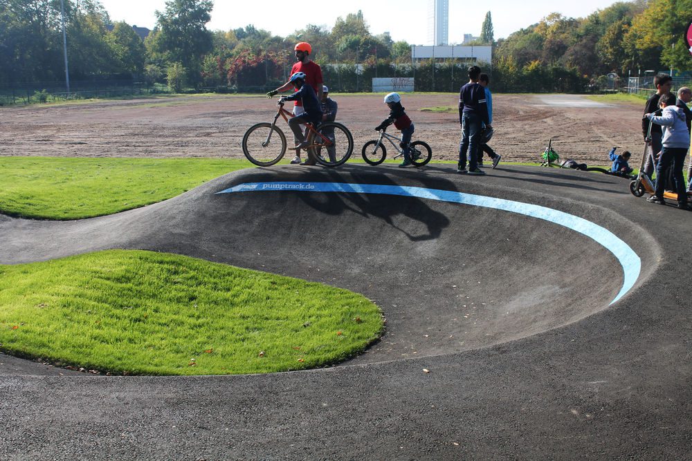 Auf dem Pumptrack kann jeder fahren: mit Rad oder Skates. Foto: Niklas