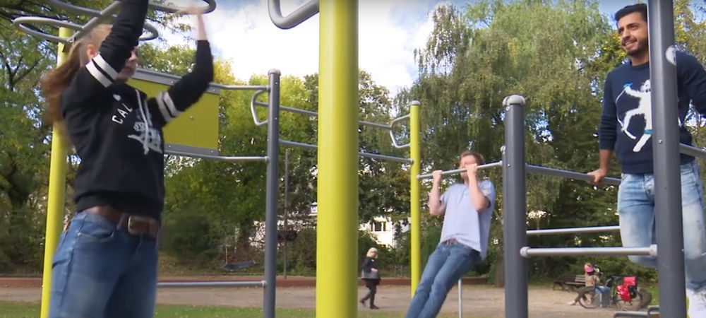 Jugendliche testen die Calisthenics-Anlage im Zoopark. (Screenshot: Stadt Düsseldorf)
