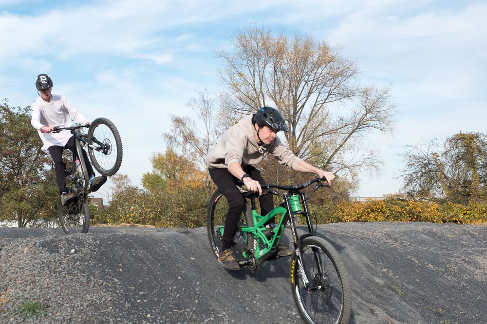 Eröffnung des Dirtparks in Mörsenbroich - und sofort gingen die Mountainbiker auf die Strecke © Landeshauptstadt Düsseldorf/Uwe Schaffmeister