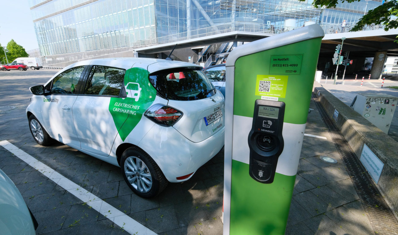 An der Mobilitätsstation am Stadttor werden unterschiedliche Mobilitätsangebote von Fahrrad- und Lastenradbügeln über eine Fahrradschließanlage bis zu Carsharingparkplätzen gebündelt.(Foto: Landeshauptstadt Düsseldorf, Michael Gstettenbauer)