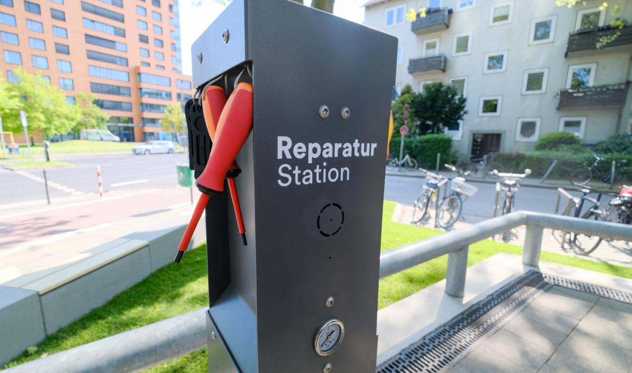 Auch eine Reparaturstation für Fahrräder gibt es am Stadttor. (Foto: Landeshauptstadt Düsseldorf, Michael Gstettenbauer)