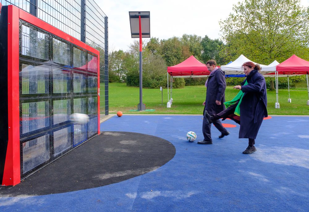 Eins der Highlights auf der multifunktionalen Sportfläche Am Hackenbruch ist diese interaktive Torwand. Stadtdirektor Burkhard Hintzsche und Beigeordnete Helga Stulgies probieren sie aus. (Foto: Landeshauptstadt Düsseldorf/Uwe Schaffmeister)