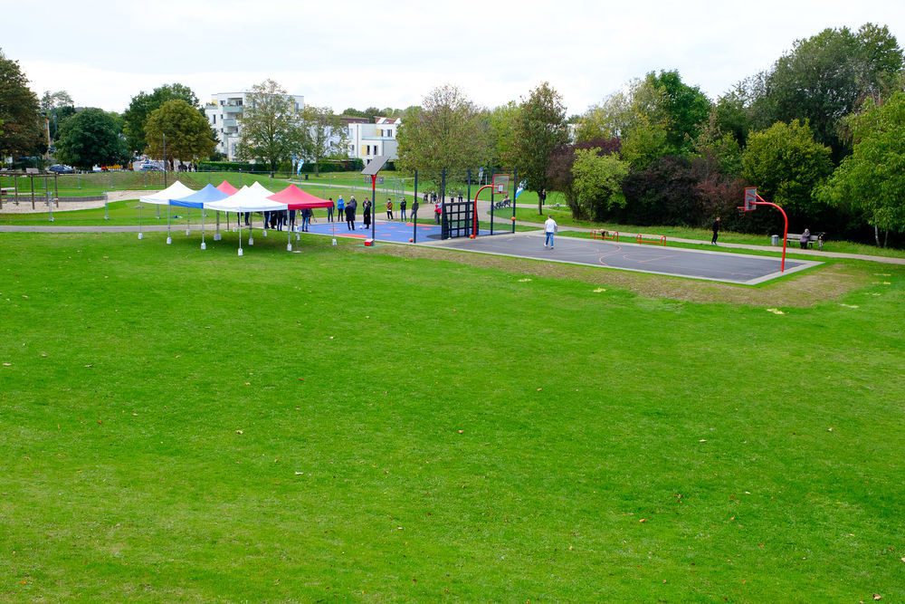 Blick auf die neu gestaltete multifunktionale Sportfläche. Sie ist in drei Bereiche aufgeteilt: "Fit und Balance", "Bewegungsplattform" und "Kraft Raum". (Foto: Landeshauptstadt Düsseldorf/Uwe Schaffmeister)