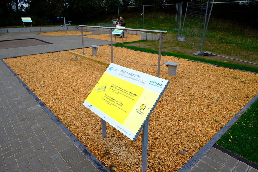 Ein generationsübergreifendes Angebot: Der Bereich "Fit und Balance" ist mit Kraft-, Koordinations- und Mobilisationsgeräten ausgestattet, wie mit dieser Balancierstrecke. (Foto: Landeshauptstadt Düsseldorf/Uwe Schaffmeister)
