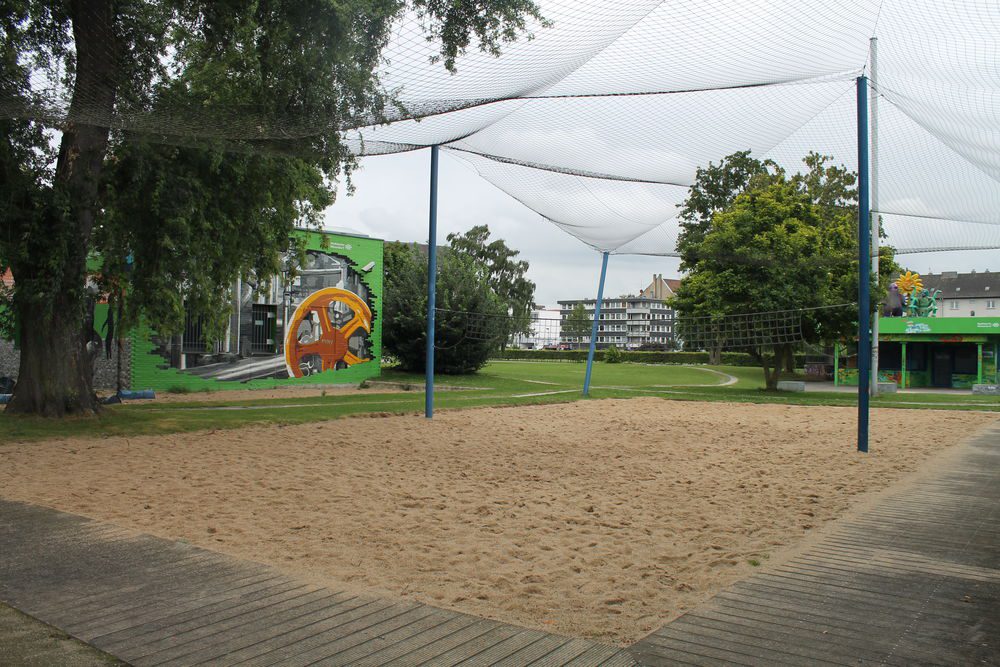 Der Park besitzt einen Volleyballplatz.