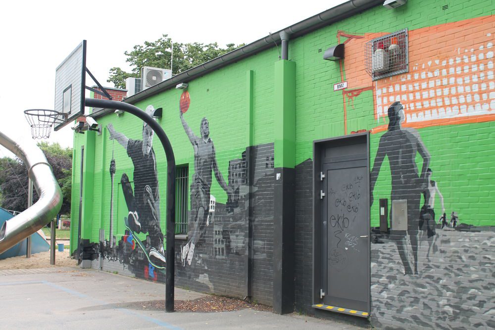 Auch ein Basketballfeld befindet sich vor Ort.